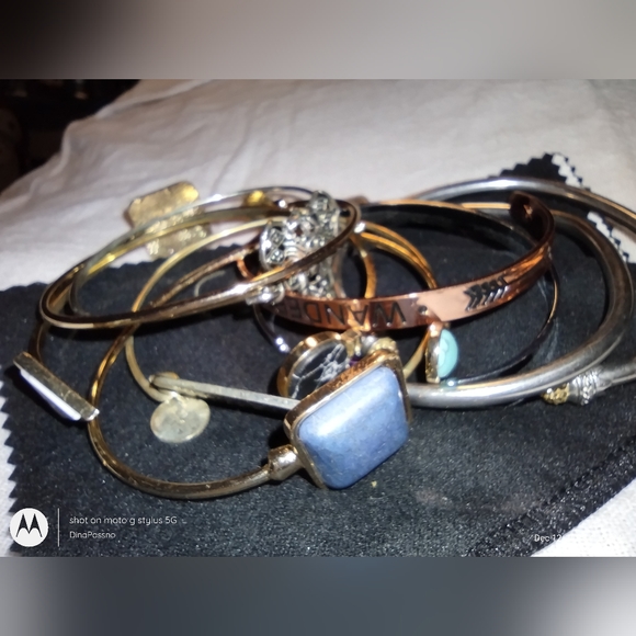 Messy stack of mixed bracelets - Picture 3 of 3